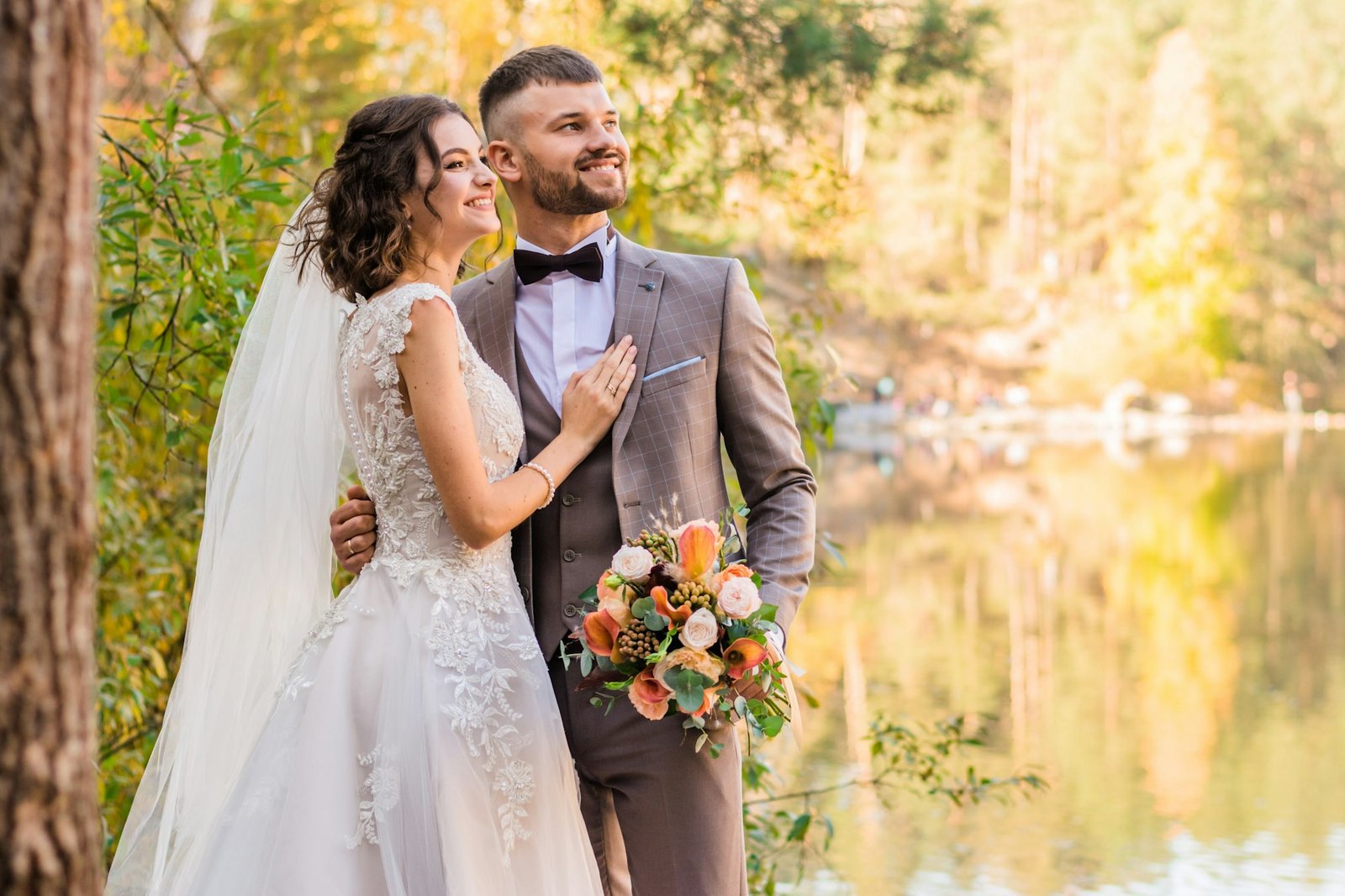 Example winner listing photo: couple with bouquet in golden light